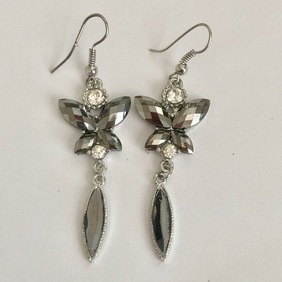 Vintage Metallic Gray Butterfly Earrings Silver Tone Crystal Acrylic Drop Dangle - Picture 3 of 7